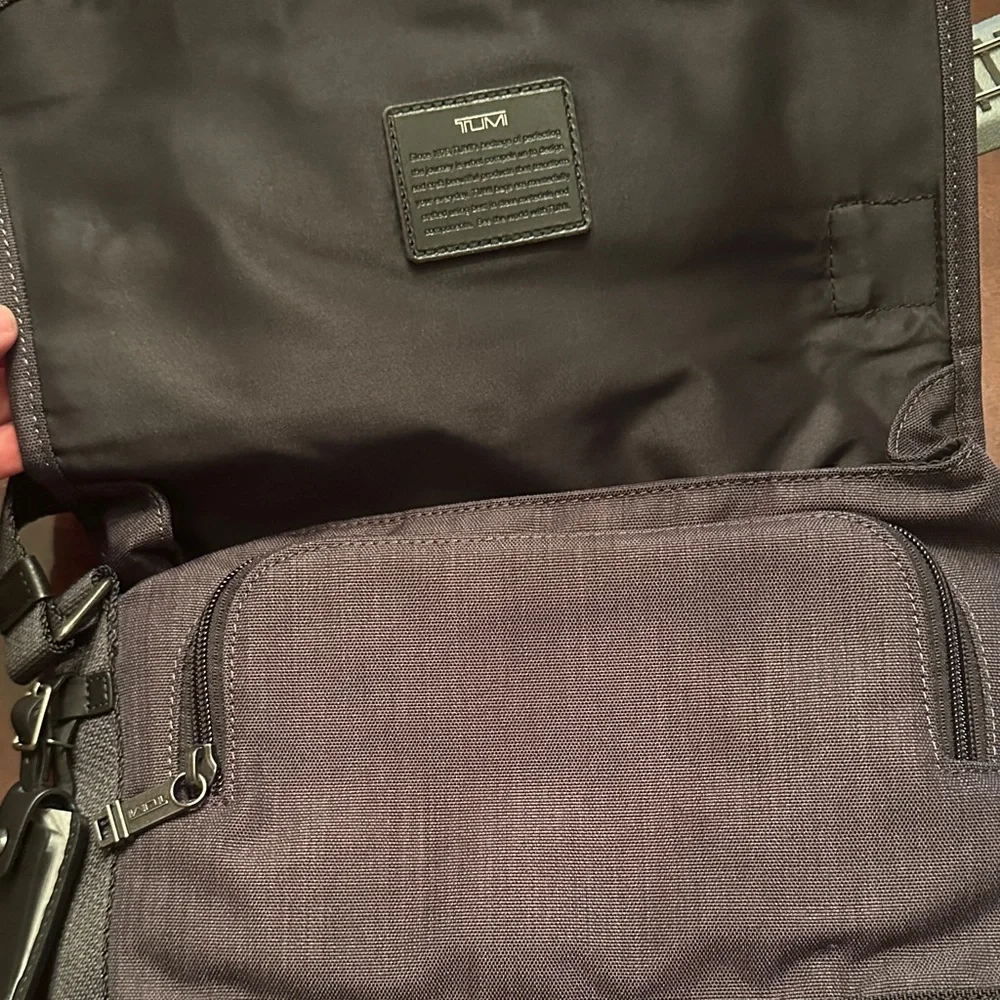 TUMI Black leather Gray EXPANDABLE Alpha Messenger Bag new without tags 💼 🆕 ✈️ 💻
